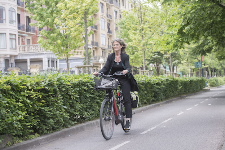 Reyes Carrere con su bicicleta, con la que habitualmente se mueve por la capital guipuzcoana. (Juan Carlos RUIZ / FOKU)