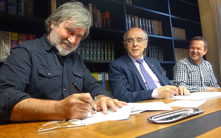 Beraetxe, Urrutia eta Alkiza, hitzarmena sinatzen. (EUSKALTZAINDIA)