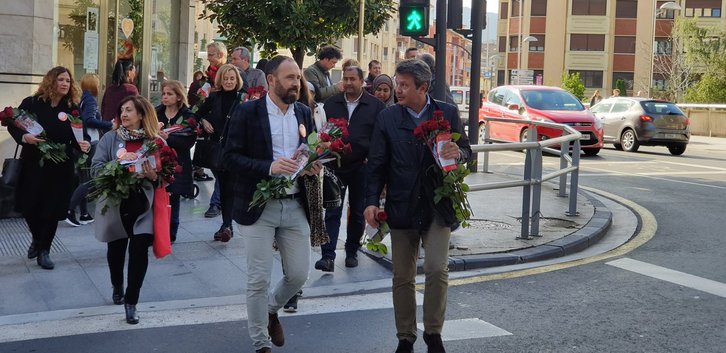 Itxaso y Santano, repartiendo rosas en Irun. (@PSEGIPUZKOA)