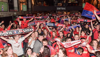 Aficionados rojillos, siguiendo el partido de Albacete en un bar de Iruñea. (Idoia ZABALETA / FOKU)