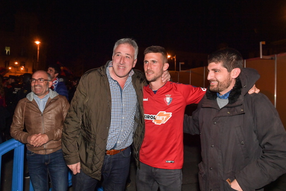 El capitán de Osasuna, Oier Sanjurjo, posa junto al alcalde de Iruñea, Joseba Asiron, y el concejal Aritz Romeo. (Idoia ZABALETA/FOKU) El capitán de Osasuna, Oier Sanjurjo, posa junto al alcalde de Iruñea, Joseba Asiron, y el concejal Aritz Romeo. (Idoia ZABALETA/FOKU)
