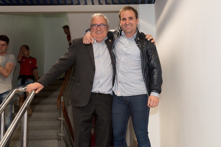 Jagoba Arrasate, junto al presidente de Osasuna, Luis Sabalza, tras confirmarse el ascenso. (Iñigo URIZ/FOKU) Jagoba Arrasate, junto al presidente de Osasuna, Luis Sabalza, tras confirmarse el ascenso. (Iñigo URIZ/FOKU)