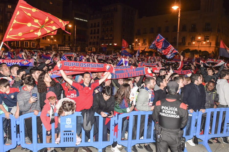 Aficionados rojillos en la Plaza del Castillo. (Idoia ZABALETA/FOKU) Aficionados rojillos en la Plaza del Castillo. (Idoia ZABALETA/FOKU)
