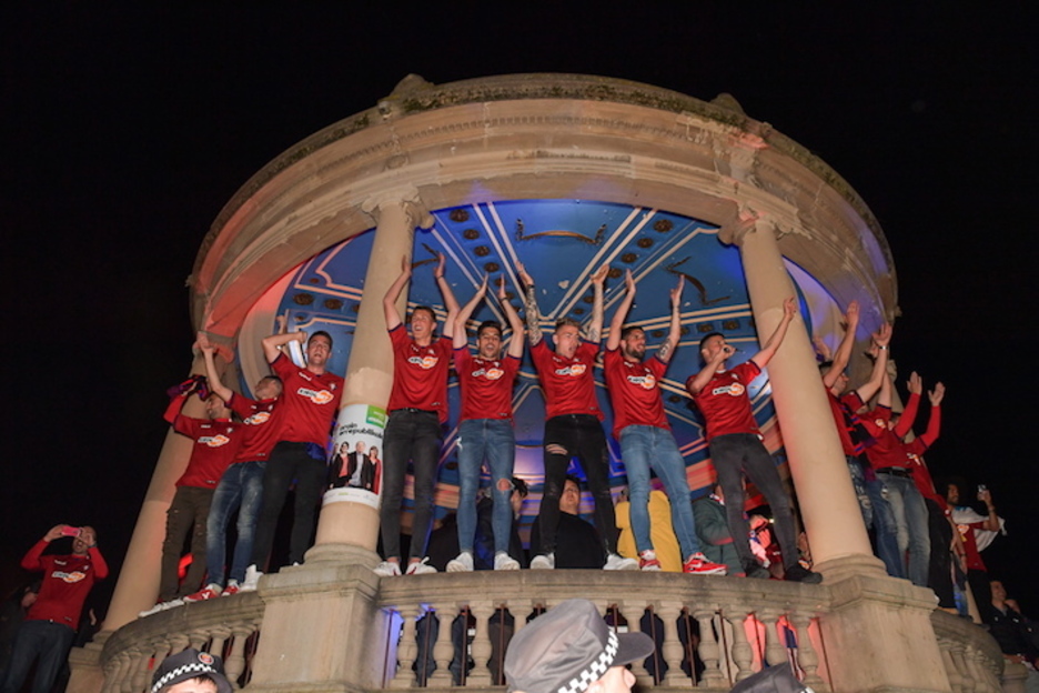 Los jugadores, encaramados al quiosco de la plaza. (Idoia ZABALETA/FOKU) Los jugadores, encaramados al quiosco de la plaza. (Idoia ZABALETA/FOKU)