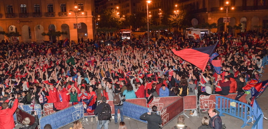 Los aficionados rojillos tomaron la plaza. (Idoia ZABALETA/FOKU) Los aficionados rojillos tomaron la plaza. (Idoia ZABALETA/FOKU)