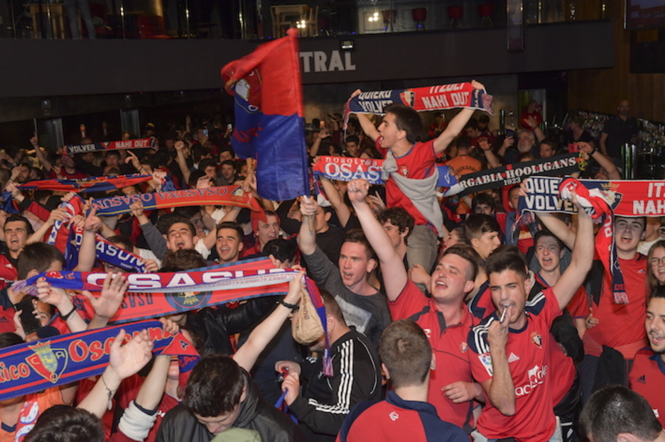 Alegría en Zentral tras confirmarse el ascenso. (Idoia ZABALETA/FOKU) Alegría en Zentral tras confirmarse el ascenso. (Idoia ZABALETA/FOKU)