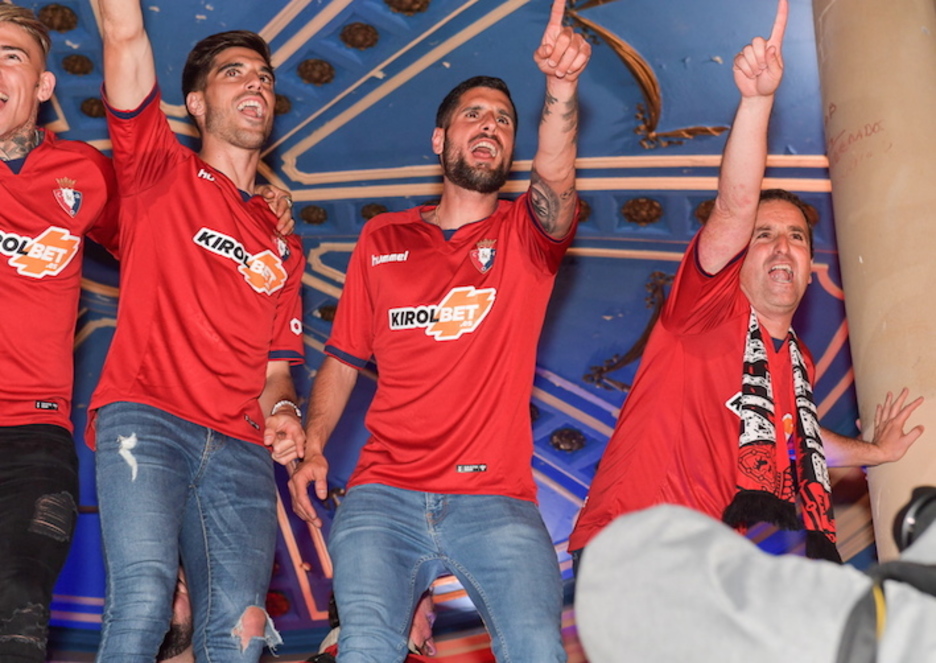 La familia rojilla, exultante. (Idoia ZABALETA/FOKU) La familia rojilla, exultante. (Idoia ZABALETA/FOKU)