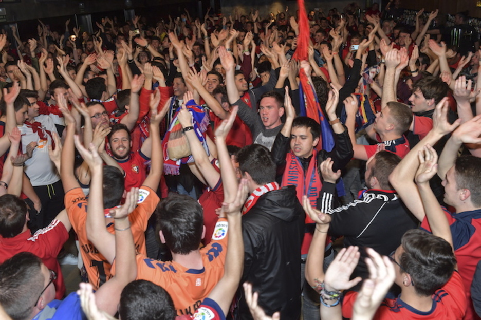 Aficionados rojillos eufóricos. (Idoia ZABALETA/FOKU) Aficionados rojillos eufóricos. (Idoia ZABALETA/FOKU)