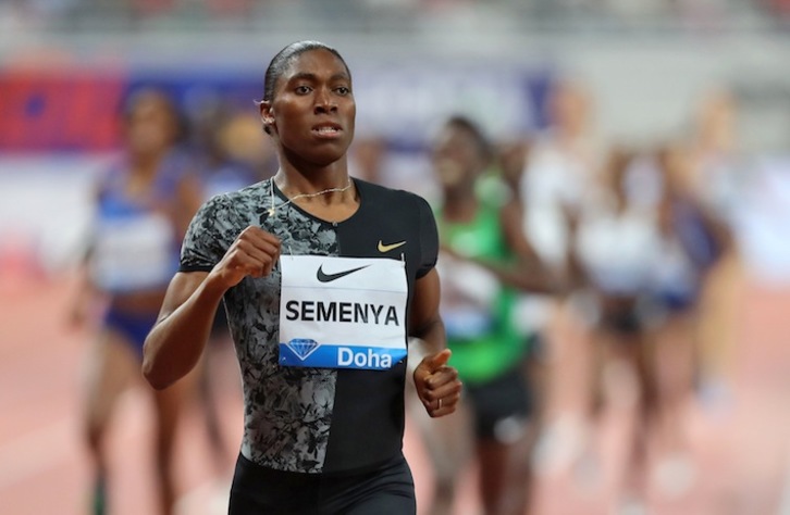 Semenya, en el 800 que ganó en Doha (Karim JAAFAR / AFP)