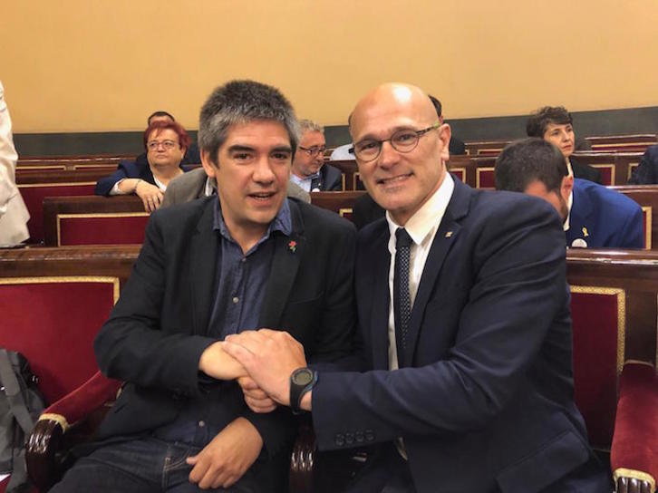 Raül Romeva, junto al senador de EH Bildu Gorka Elejabarrieta. (NAIZ)