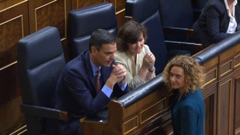 La nueva presidenta del Congreso, Meritxell Batet, saluda a Pedro Sánchez y Carmen Calvo. (NAIZ)