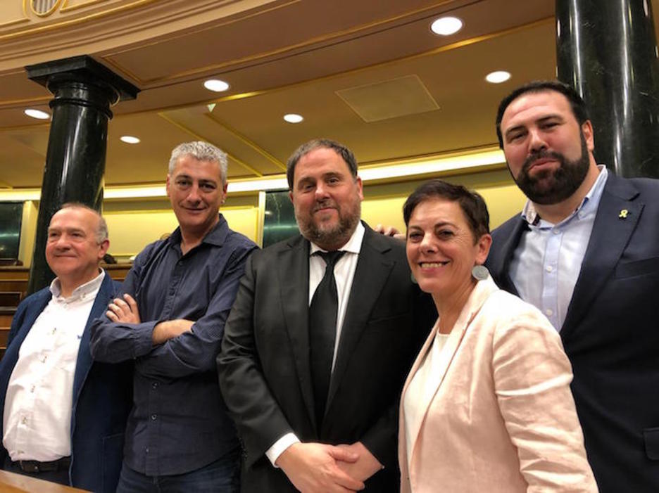 Oriol Junqueras, flanqueado por Iñaki Ruiz de Pinedo, Oskar Matute, Mertxe Aizpurua y Jon Iñarritu, diputados de EH Bildu. (NAIZ)