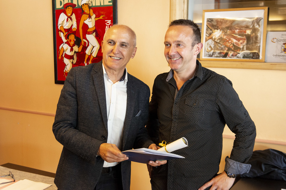 Gilbert Lucugaray du restaurant La Brasserie des Arènes à Bayonne, avec André Garreta président de la CCI. ©Guillaume FAUVEAU