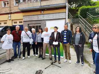 Representantes de EH Bildu junto con vecinos de Zurbaranbarri. (@EHBilduBilbo)