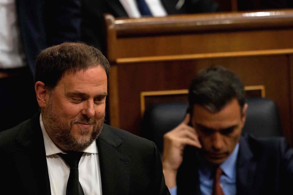 Oriol Junqueras pasa por delante de Pedro Sánchez. (Pablo BLÁZQUEZ/AFP)