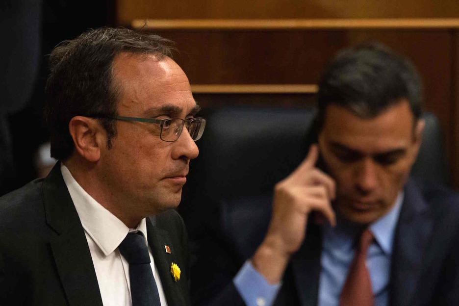 Josep Rull pasa ante Pedro Sánchez. (Pablo BLÁZQUEZ/AFP)