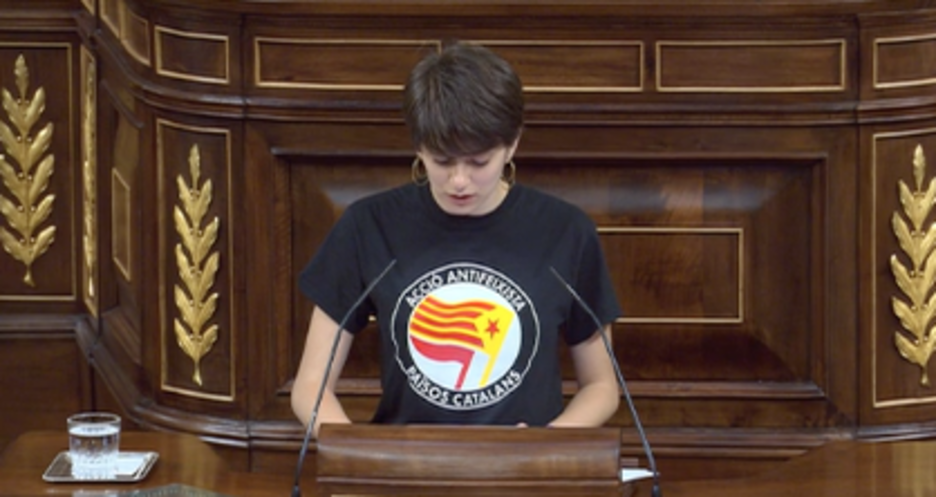 La diputada de ERC Marta Rosique ha presidido la Mesa de Edad con una camisesta que rezaba «Acció antifeixista. Països Catalans».