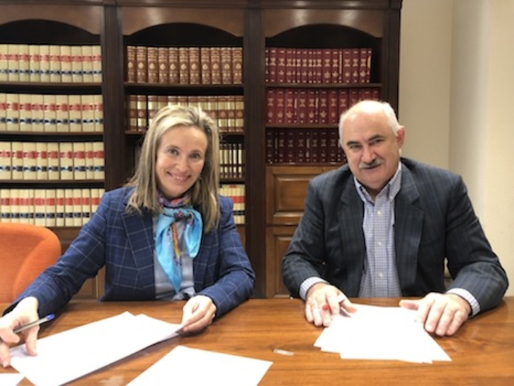 Izaskun Goñi y José Mª Aierdi, en la firma del acuerdo. (GOBIERNO DE NAFARROA)