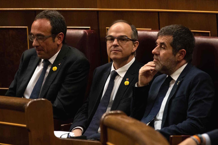 Josep Rull, Jordi Turull y Jordi Sànchez, en sus escaños. (Pablo BLÁZQUEZ/AFP)