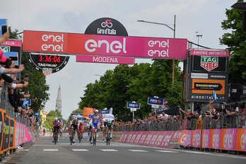 Démare ha superado en el esprint a Viviani y Ewan. (@giroditalia) 