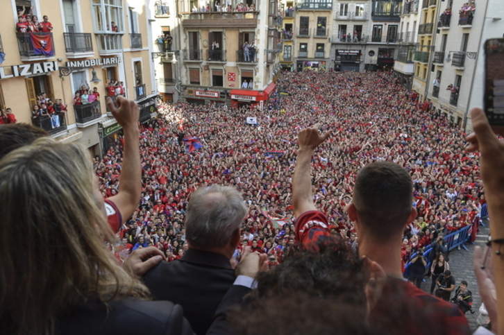 Sabalza y Oier saludan a los aficionados. (Idoia ZABALETA/FOKU)