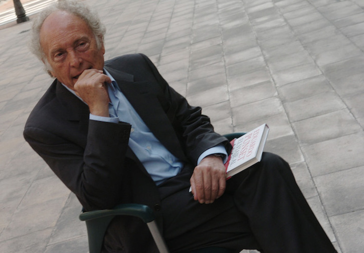 Eduard Punset, durante una visita a Bilbo en 2007, cuando presentó uno de sus libros. (Luis JAUREGIALTZO/FOKU)