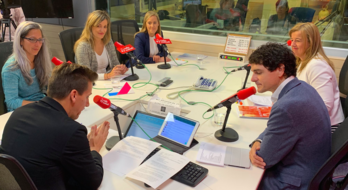 El periodista Dani Álvarez en el debate en Radio Euskadi con candidatos en Bizkaia. (@boulevardeitb)