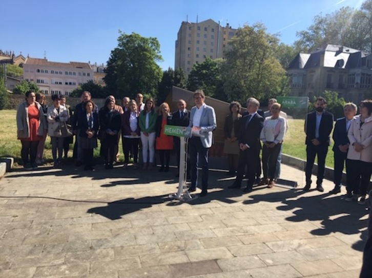 Gorka Urtaran, Ramiro González e Iñigo Urkullu, junto a otros candidatos jeltzales. (NAIZ)