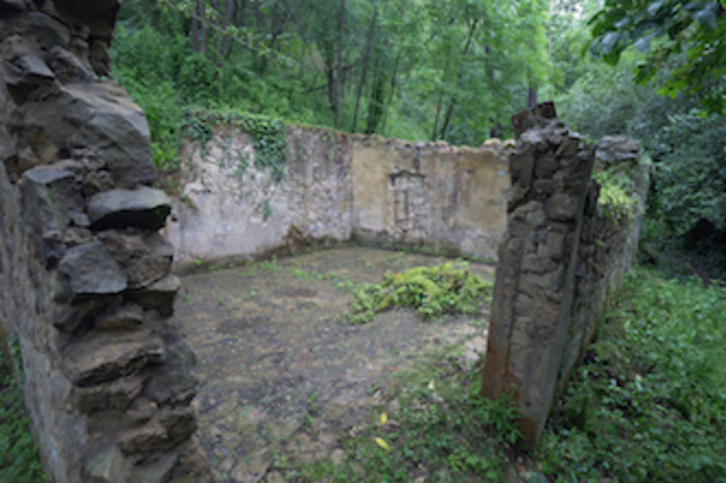 Restos de uno de los barracones de Lezo en los que alojaron a los trabajadores «esclavos». (Gotzon ARANBURU)