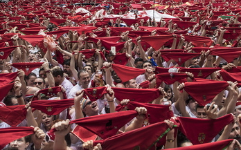 La plaza, abarrotada, en el lanzamiento del cohete del año pasado. (Jagoba MANTEROLA/FOKU)
