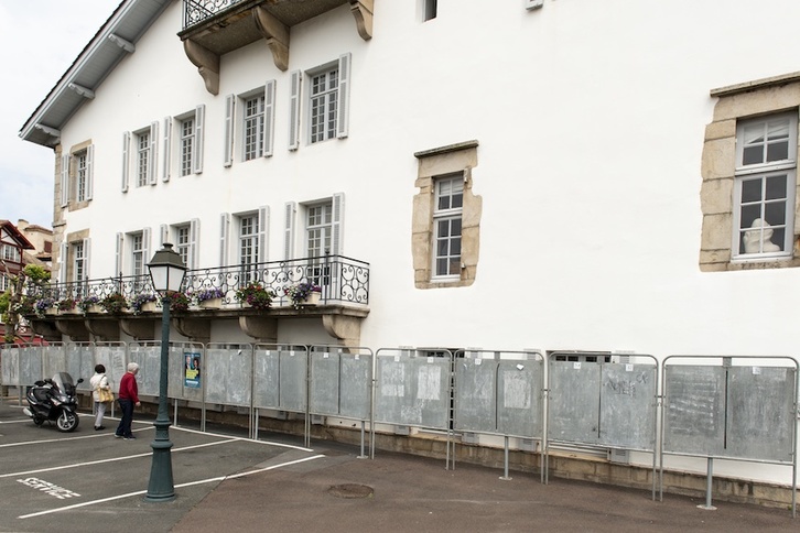 Paneles inmensos y semivacíos, imagen de la campaña en Iparralde. @Guillaume FAUVEAU.