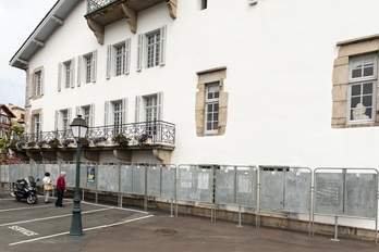 Paneles inmensos y semivacíos, imagen de la campaña en Iparralde. @Guillaume FAUVEAU.