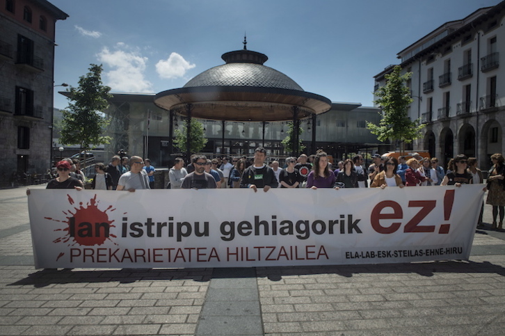 La mayoría sindical vasca se ha concentrado hoy en Azpeitia para denunciar los accidentes mortales de Zarautz y Zestoa. (Jon URBE/FOKU)