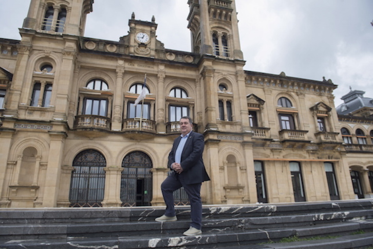 Ernesto Gasco, candidato del PSE, en las escalinatas de Alderdi Eder. (Juan Carlos RUIZ / FOKU)