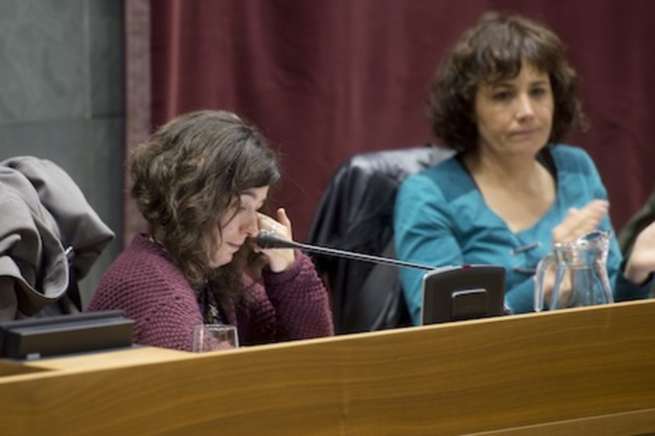 Cinco mujeres de diferentes generaciones, víctimas de la tortura, comparecen en el Parlamento de Navarra en abril de 2017. (Iñigo URIZ/Foku)