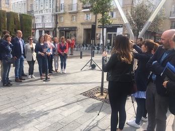 Leticia Comerón, junto a otros candidatos, se prepara para iniciar el acto. (NAIZ)