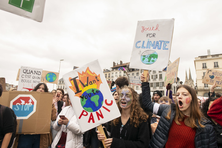 Des lycéeens lors d'une manifestation pour le climat à Bayonne. © Guillaume FAUVEAU