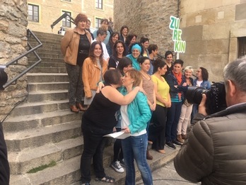 Miren Larrion saluda a las candidatas que le han acompañado. (NAIZ)