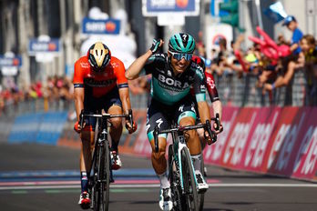 Benedetti (Bora) cruza victorioso la línea de meta de la 12ª etapa del Giro. (Luk BENIES/AFP)