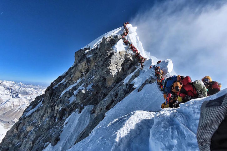 Las colas en la arista que accede a la cima sur del Everest han vuelto a dar la vuelta al mundo. (AFP)