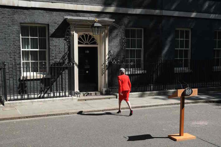Theresa May, a las puertas del número 10 de Downing Street. (Isabel INFANTES/AFP)
