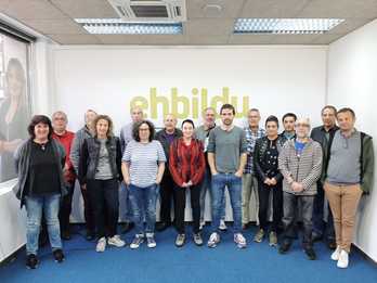 Candidatos de EH Bildu con municipales y vecinos de Bilbao la Vieja y Otxarkoaga.