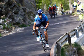 Momento en el que Mikel Landa ataca a 16 kilómetros de la meta. (Luk BENIES/AFP)