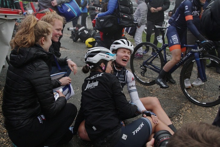 La vencedora Taylor Wiles recibe la felicitación de sus compañeras en la helada meta de Santa Teodosia (Endika PORTILLO / FOKU)