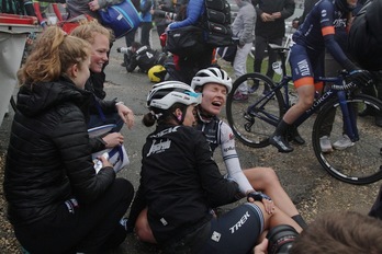 La vencedora Taylor Wiles recibe la felicitación de sus compañeras en la helada meta de Santa Teodosia (Endika PORTILLO / FOKU)