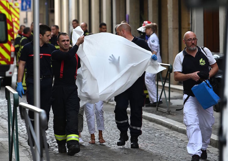 Traslado de una de las personas heridas en Lyon. (PHILIPPE DESMAZES / AFP) 