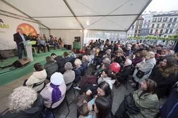 Joseba Asiron, durante su intervención en la Plaza del Castillo. (Iñigo URIZ / FOKU)