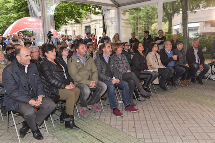 Uxue Barkos y otros candidatos de Geroa Bai, en el paseo de Sarasate. (Idoia ZABALETA / FOKU)