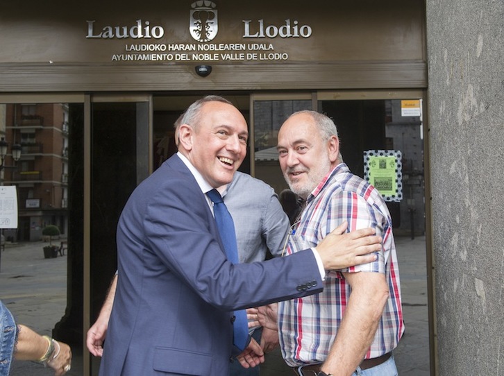 Ramiro González, diputado general de Araba (PNV), con Natxo Urkixo, alcalde de Laudio (EH Bildu). (Marisol RAMIREZ | FOKU)