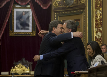 Aburto y Gil en 2015 tras alcanzar la alcaldía con el acuerdo entre PNV y PSE. (Marisol RAMIREZ / FOKU)